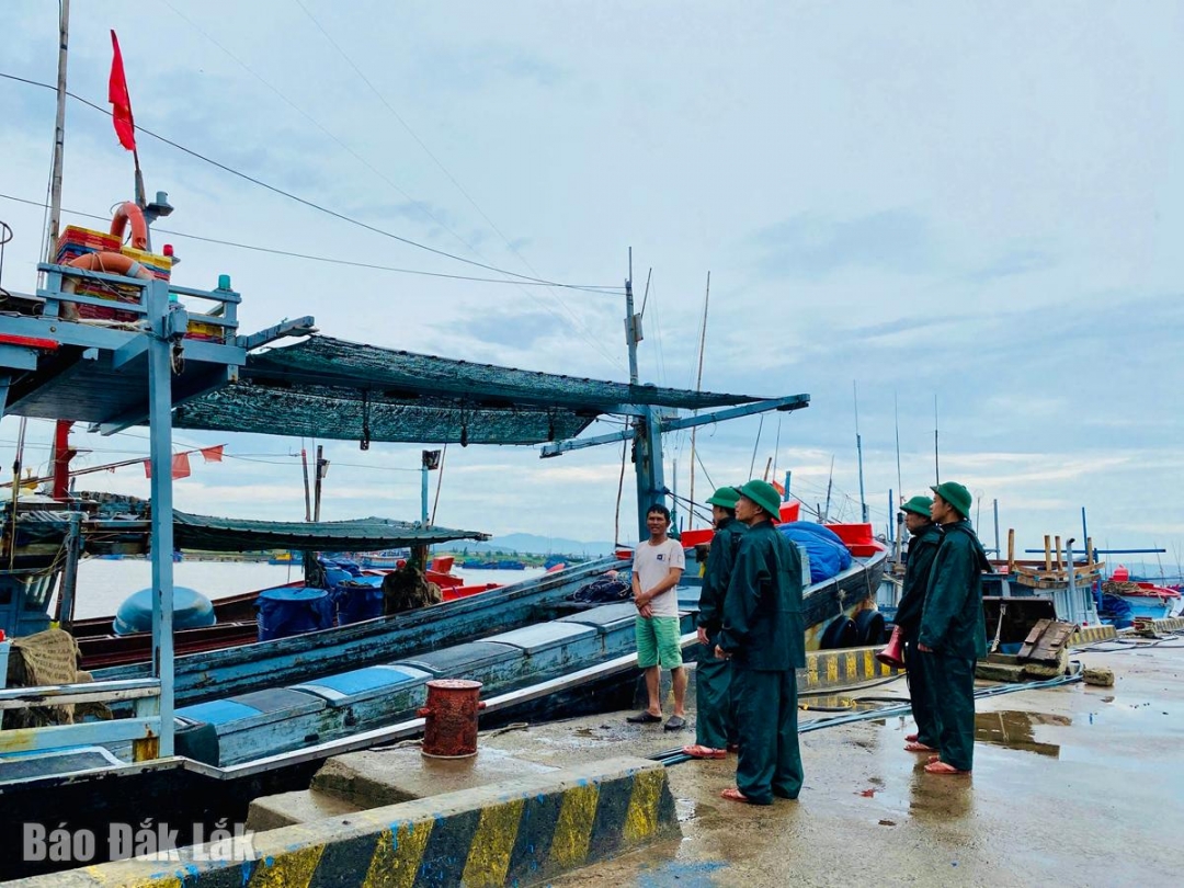 Cán bộ, chiến sĩ Đồn Biên phòng Tuy Hòa xuống địa bàn hướng dẫn ngư dân cảng cá Đông Tác chủ động ứng phó bão số 12.