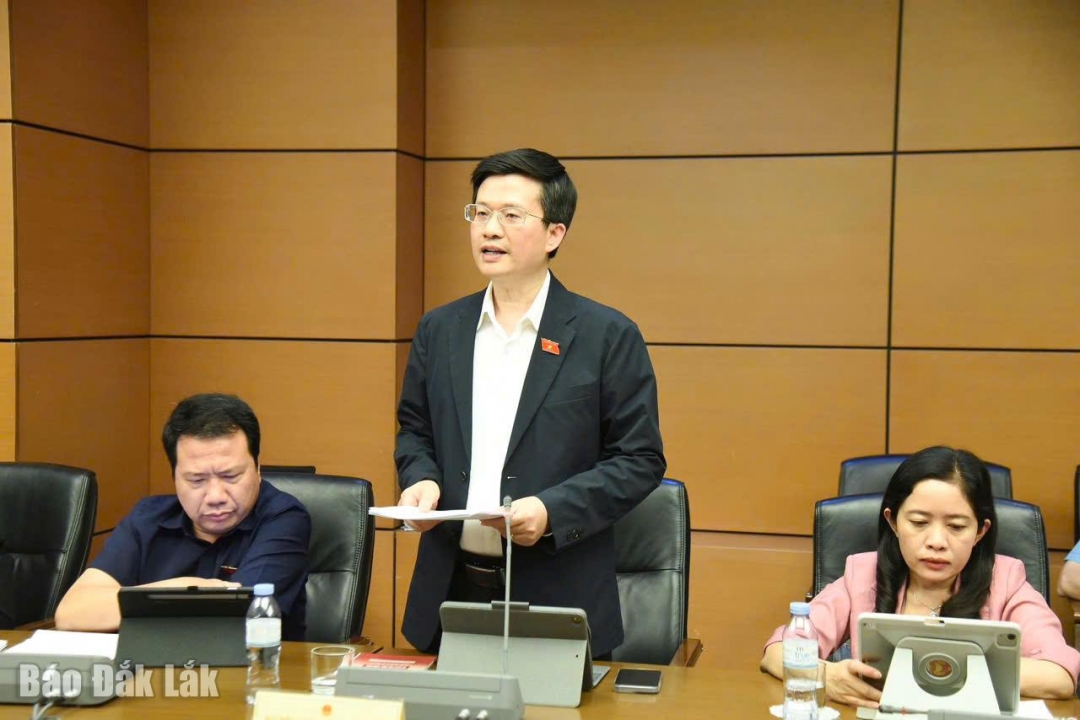 đại biểu Đỗ Chí Nghĩa, Ủy viên chuyên trách Ủy ban Văn hóa và Xã hội của Quốc hội (Đoàn ĐBQH tỉnh Đắk Lắk) phát biểu thảo luận. (Ảnh Đoàn ĐBQH tỉnh cung cấp)
