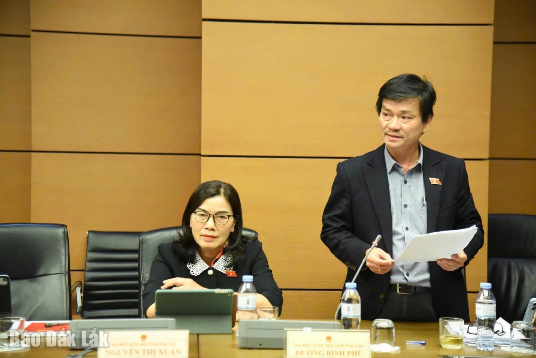 Đại biểu Dương Bình Phú (Đoàn ĐBQH tỉnh Đắk Lắk) đóng góp ý kiến thảo luận. (Ảnh Đoàn ĐBQH tỉnh cung cấp)