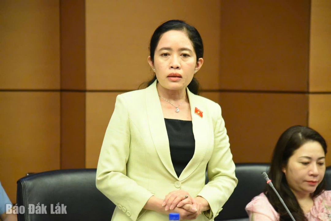 Đại biểu Lê Thị Thanh Xuân, Giám đốc Sở Giáo dục và Đào tạo Đắk Lắk thảo luận tại phiên làm việc. (Ảnh Đoàn ĐBQH tỉnh cung cấp)