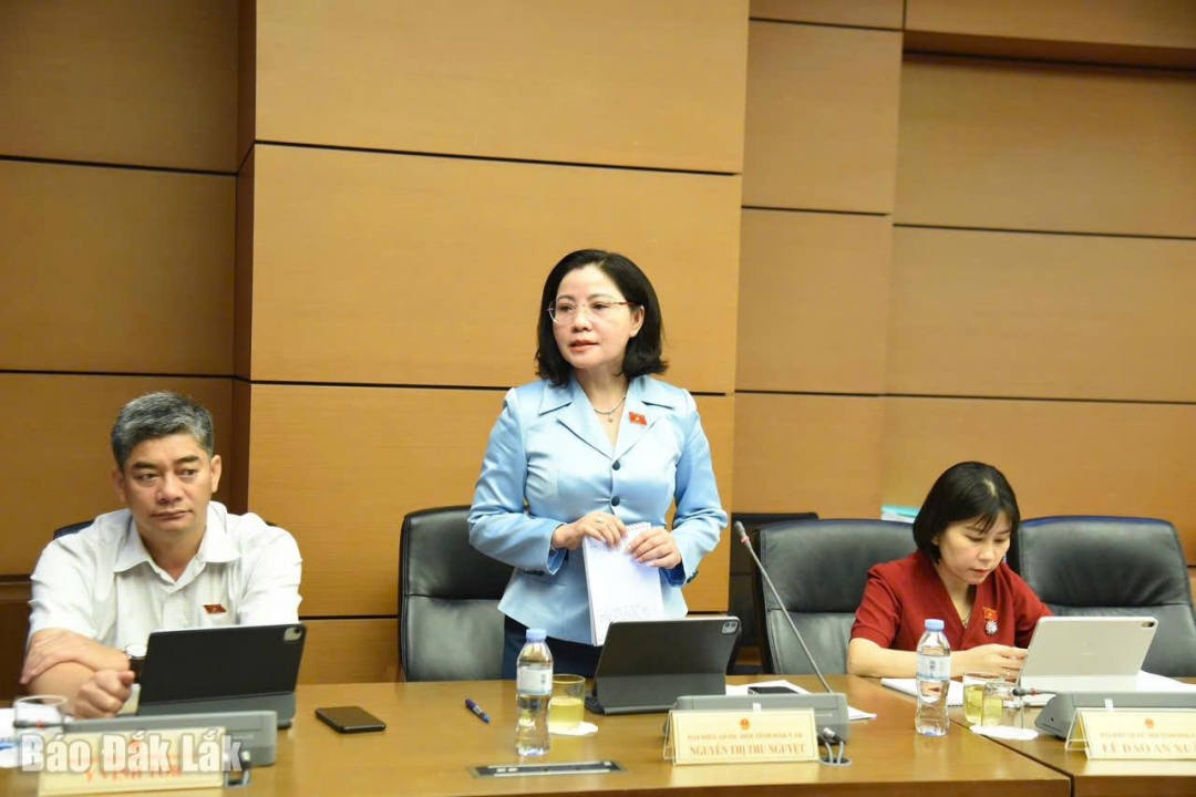 Đại biểu Nguyễn Thị Thu Nguyệt, Phó Trưởng đoàn chuyên trách phụ trách Đoàn ĐBQH tỉnh Đắk Lắk phát biểu tại phiên thảo luận. (Ảnh Đoàn ĐBQH tỉnh cung cấp)
