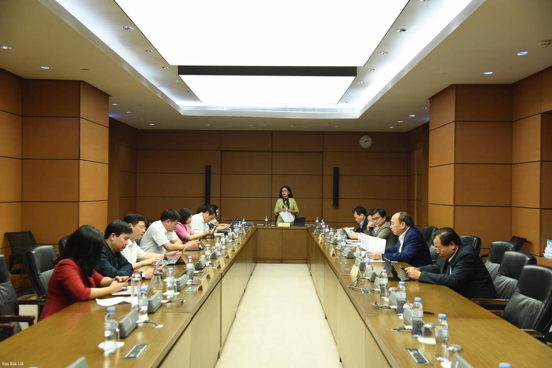 Phó Trưởng đoàn chuyên trách phụ trách Đoàn ĐBQH tỉnh Đắk Lắk Nguyễn Thị Thu Nguyệt điều hành nội dung thảo luận tại Tổ 15. (Ảnh Đoàn ĐBQH tỉnh cung cấp)