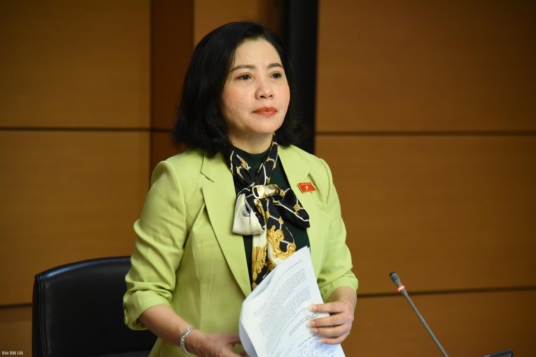 Phó Trưởng đoàn chuyên trách phụ trách Đoàn ĐBQH tỉnh Đắk Lắk Nguyễn Thị Thu Nguyệt phát biểu tại phiên thảo luận tổ. (Ảnh Đoàn ĐBQH tỉnh cung cấp)