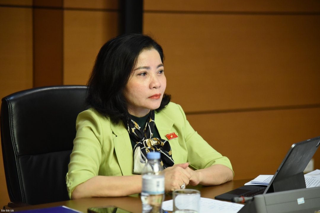 Phó Trưởng đoàn chuyên trách phụ trách Đoàn ĐBQH tỉnh Đắk Lắk Nguyễn Thị Thu Nguyệt điều hành phiên thảo luận tổ.