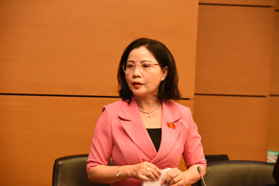 Đại biểu Nguyễn Thị Thu Nguyệt, Phó Trưởng đoàn chuyên trách phụ trách Đoàn ĐBQH tỉnh Đắk Lắk phát biểu thảo luận. (Ảnh do Đoàn ĐBQH tỉnh Đắk Lắk cung cấp)