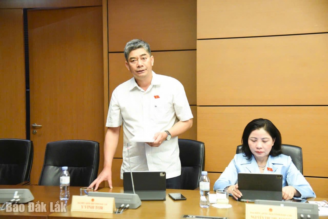 Đại biểu Y Vinh Tơr, Ủy viên dự khuyết Ban Chấp hành Trung ương Đảng, Thứ trưởng Bộ Dân tộc và Tôn giáo phát biểu thảo luận. (Ảnh Đoàn ĐBQH tỉnh cung cấp)