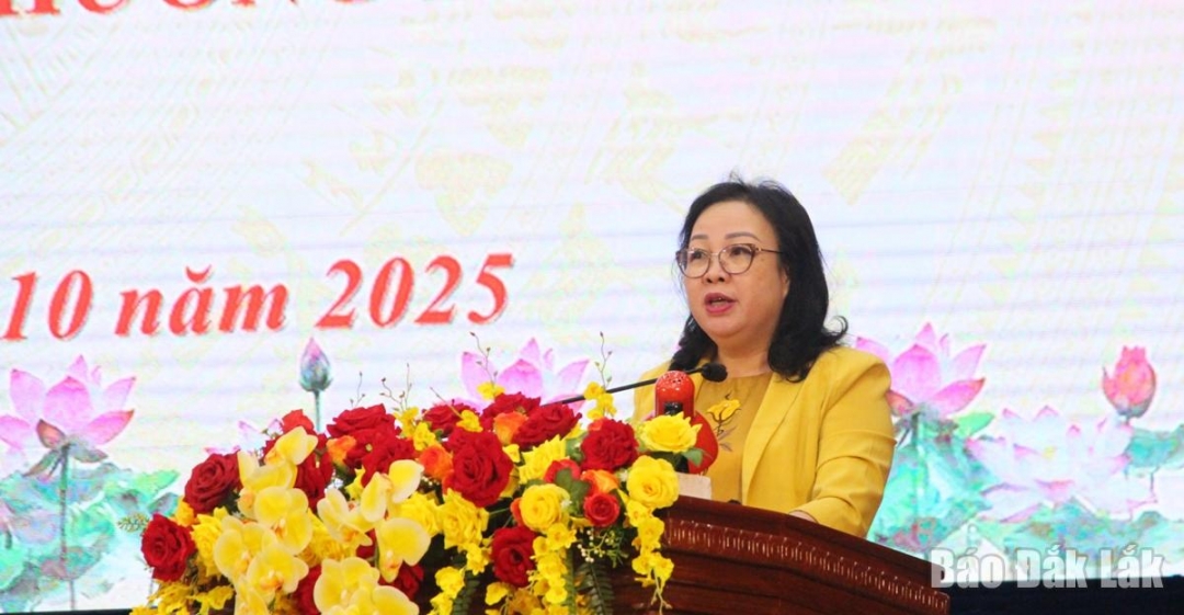 Phó Bí thư Thường trực Tỉnh ủy, Chủ tịch HĐND tỉnh Cao Thị Hòa An phát biểu tại buổi gặp mặt.