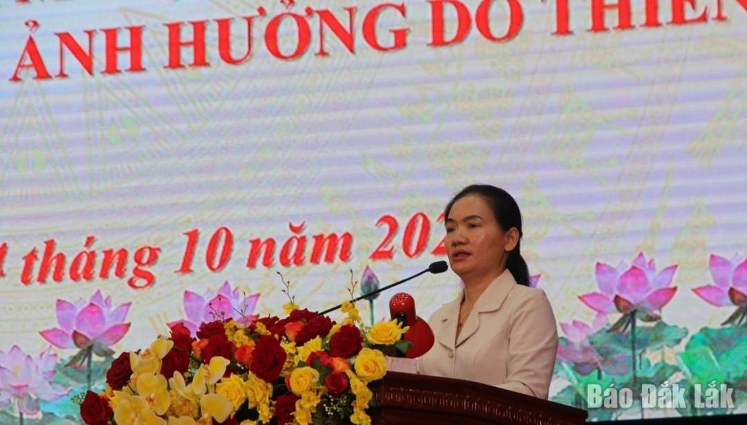 Ủy viên Ban Thường vụ Tỉnh ủy, Trưởng Ban Tuyên giáo và Dân vận Tỉnh ủy Đinh Thị Thu Thanh phát biểu tại buổi gặp mặt. 