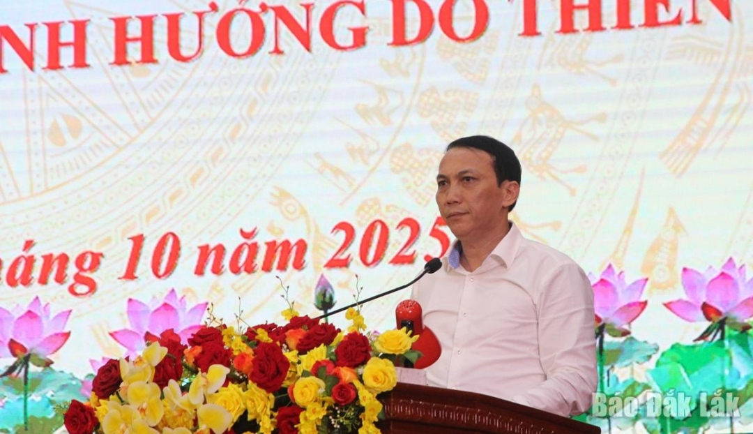 Ủy viên Ban Thường vụ Tỉnh ủy, Chánh Văn phòng Tỉnh ủy Nguyễn Đình Viên phát biểu tại buổi gặp mặt.