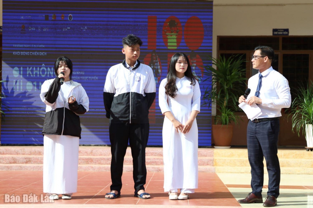 Học sinh chia sẻ về việc trải nghiệm sử dụng mạng xã hội.