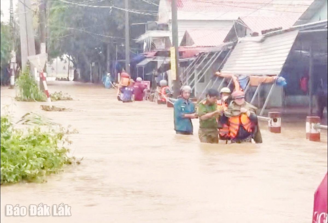 Đưa các hộ dân bị mắc kẹt ra khỏi vùng nguy hiểm.