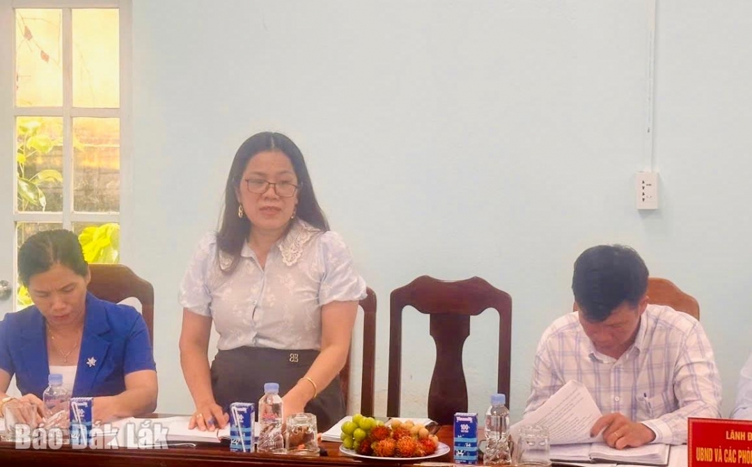 Bà Nguyễn Thị Thanh Hằng, Phó Chủ tịch HĐND xã Suối Trai ý kiến tại buổi khảo sát.