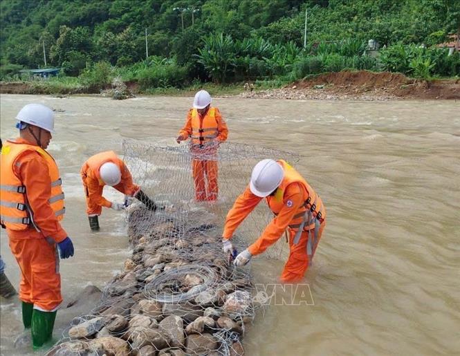 Xí nghiệp lưới điện cao thế, công ty Điện lực Sơn La gia cố móng cột điện 110kV tại bản Bùa Chung, xã Gia Phù (tỉnh Sơn La). Ảnh: TTXVN