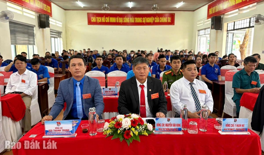 Lãnh đạo Tỉnh đoàn và xã Ea Ktur cùng các đại biểu dự đại hội