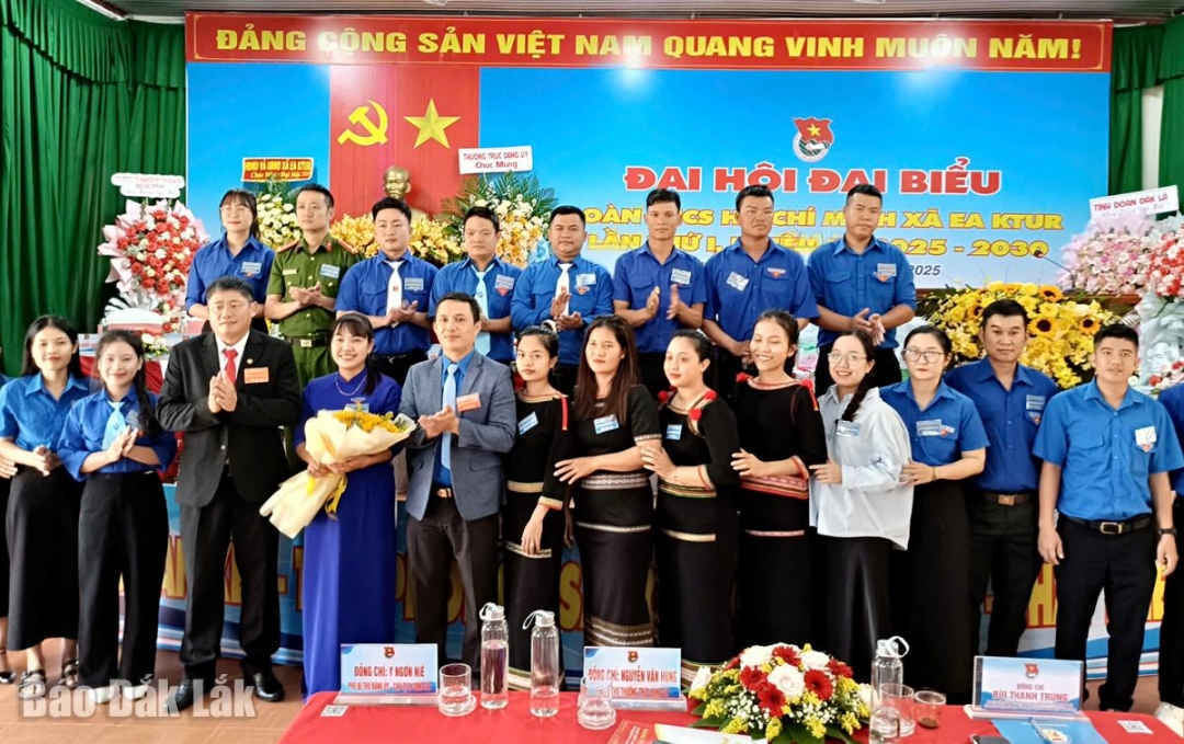 Lãnh đạo Tỉnh đoàn và lãnh đạo xã Ea Ktur tặng hoa, chúc mừng Ban Chấp hành Đoàn xã nhiệm kỳ 2025-2030
