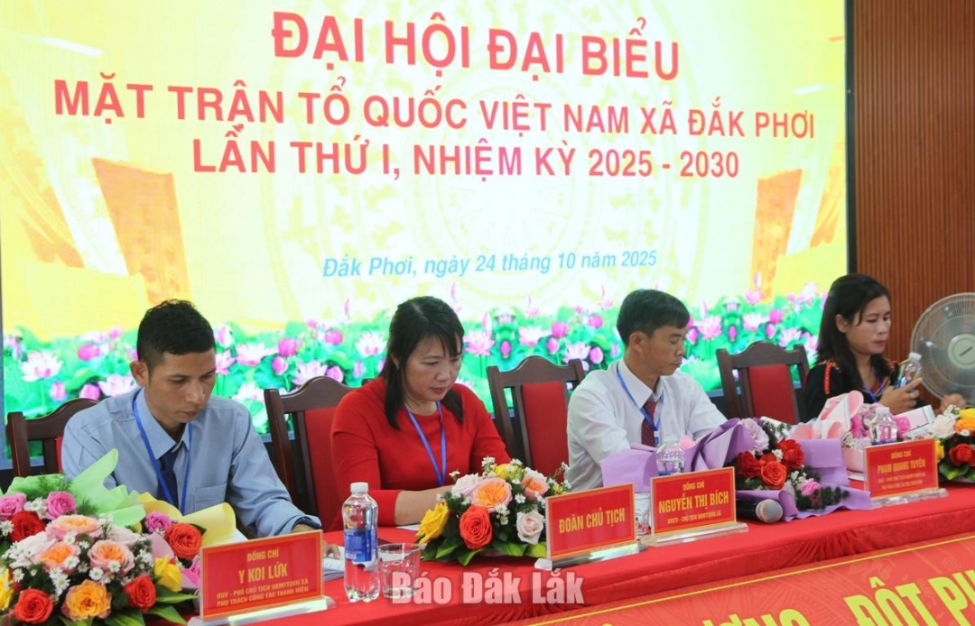 Đoàn chủ tịch điều hành đại hội.
