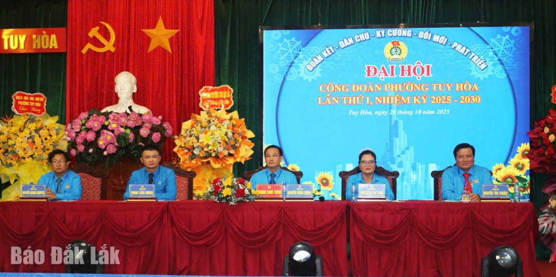 Đoàn Chủ tịch điều hành đại hội.