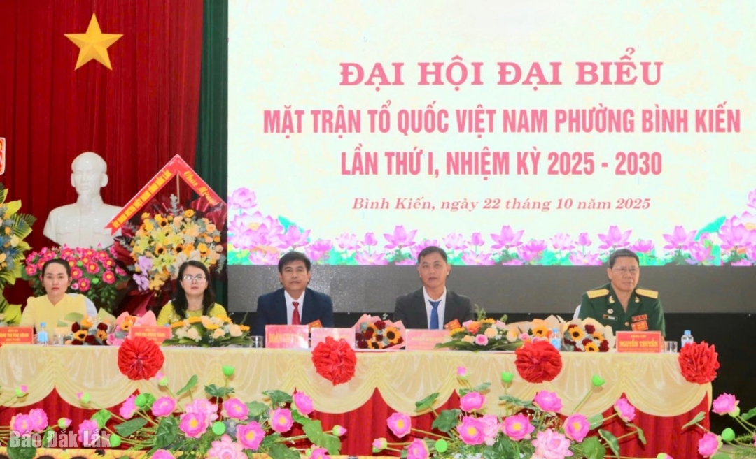 Đoàn chủ tịch điều hành đại hội.