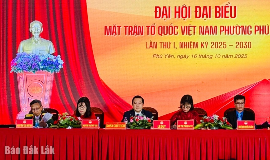 Đoàn Chủ tịch điều hành đại hội.
