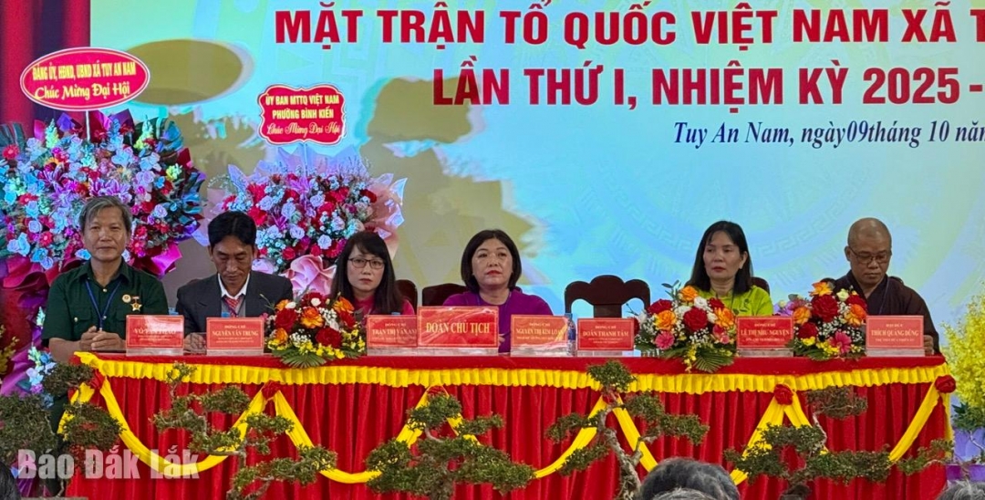 Đoàn chủ tịch điều hành đại hội.