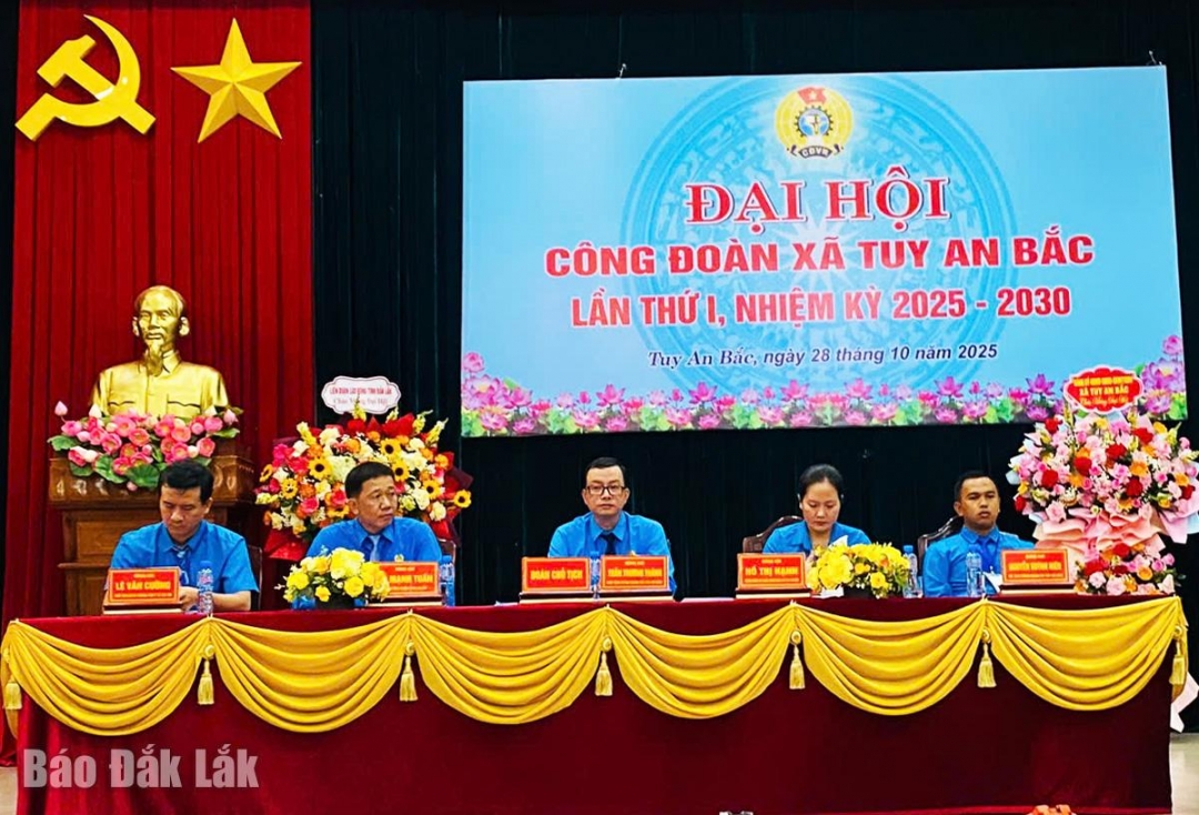 Đoàn Chủ tịch điều hành đại hội.