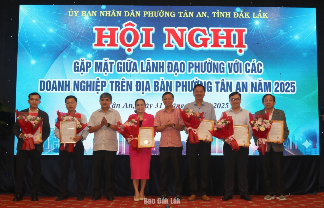 Thường trực Đảng ủy phường Tân An tặng giấy khen cho các doanh nghiệp tiêu biểu trong thực hiện an sinh xã hội trên địa bàn.