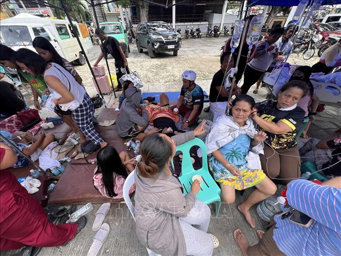 ạn nhân bị thương do động đất được đưa tới bệnh viện ở Cebu, Philippines, ngày 1/10/2025. Ảnh: TTXVN