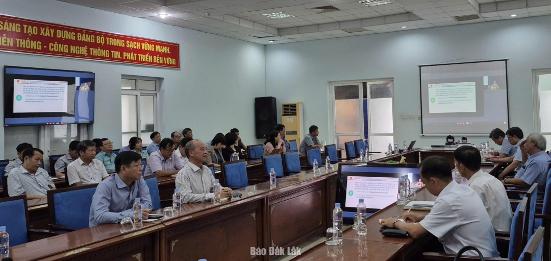 Các đại biểu dự hội nghị tại điểm cầu Viettel Đắk Lắk phía Đông. Ảnh: Tuyết Hương