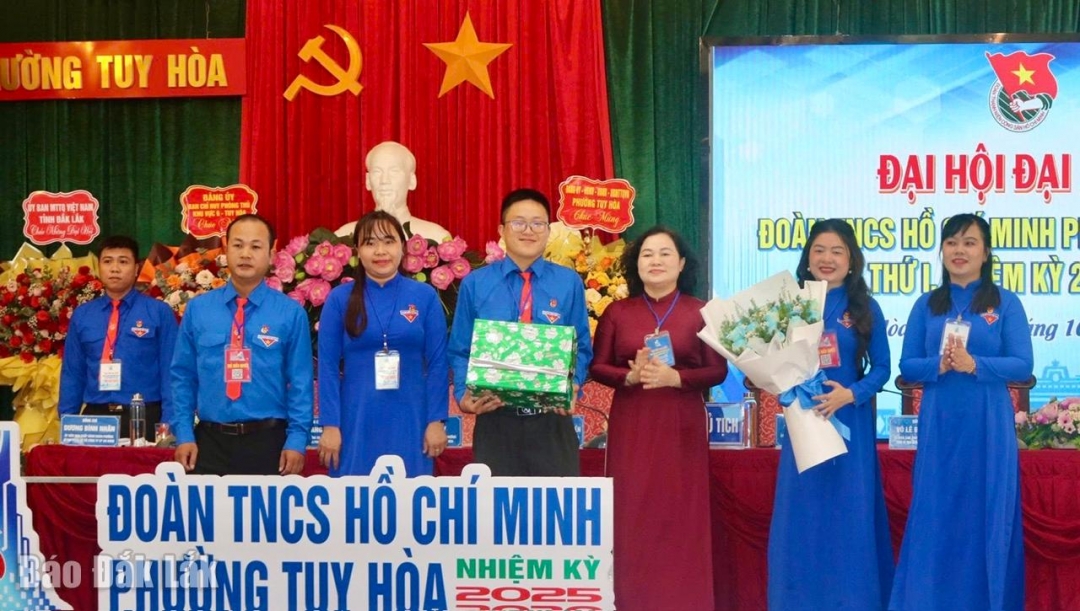 Đồng chí Đào Bảo Minh tặng hoa chúc mừng đại hội.