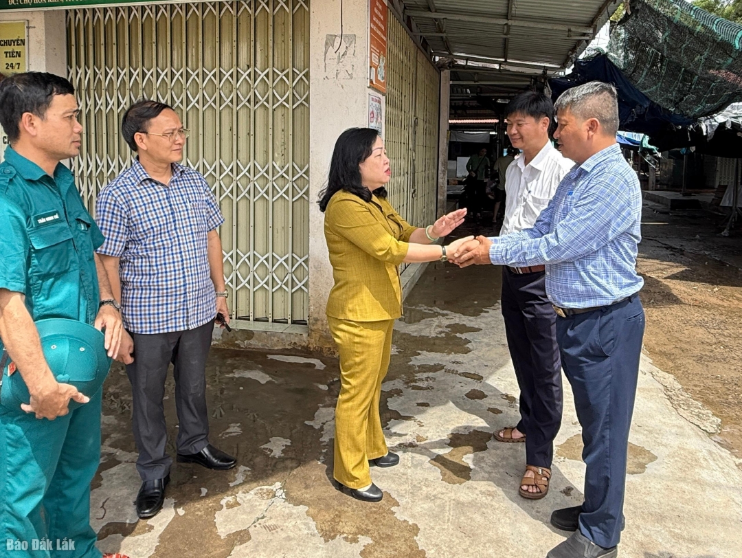 Đồng chí Cao Thị Hòa An chia sẻ, động viên lãnh đạo phường Bình Kiến cùng nhau vượt qua khó khăn.