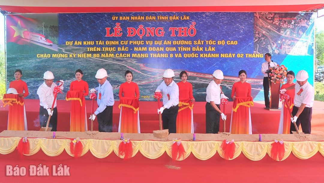 Các đại biểu thực hiện nghi thức động thổ khu tái định cư phục vụ dự án đường sắt tốc độ cao tại phường Bình Kiến. Ảnh: Anh Ngọc