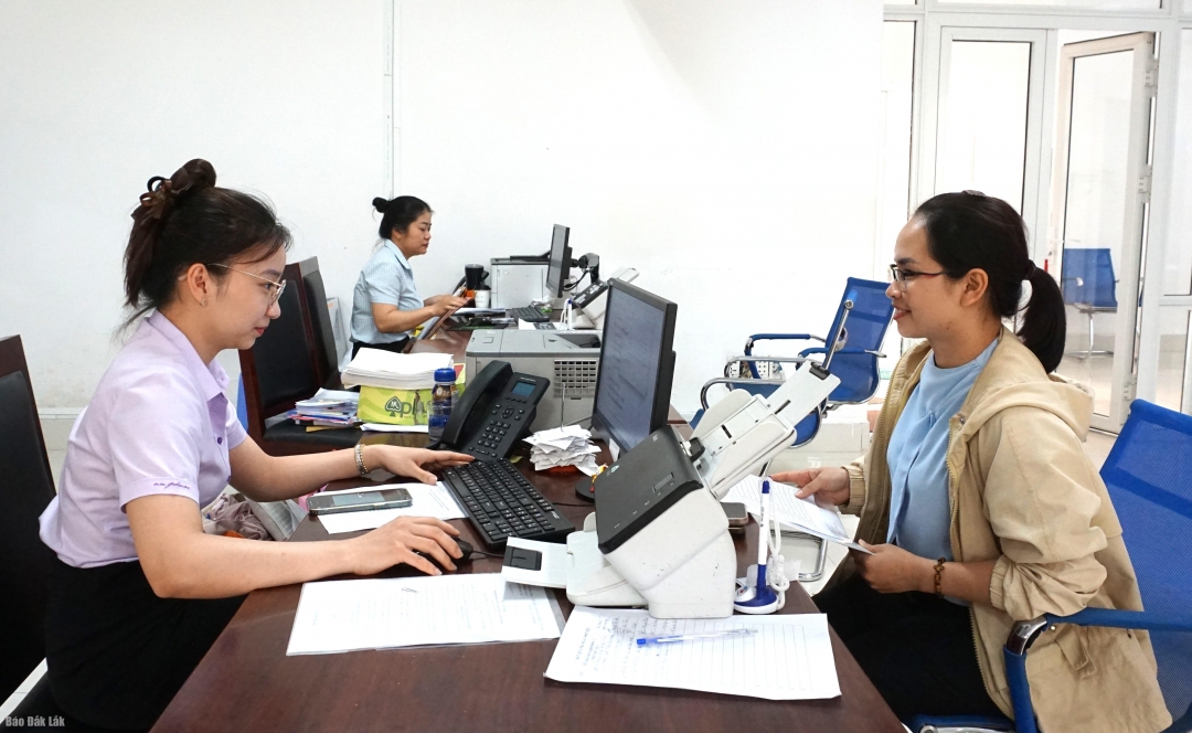 Cán bộ Sở Tài chính hướng dẫn người dân, doanh nghiệp thực hiện các thủ tục hành chính.