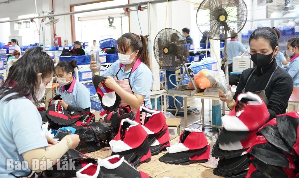 Người lao động tại một doanh nghiệp trên địa bàn tỉnh tham gia sản xuất
