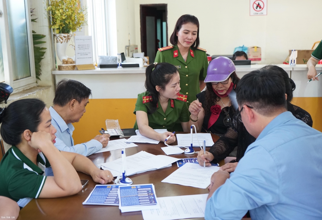 Người nhận lương hưu trên địa bàn phường Thành Nhất được tư vấn mở tài khoản ngân hàng