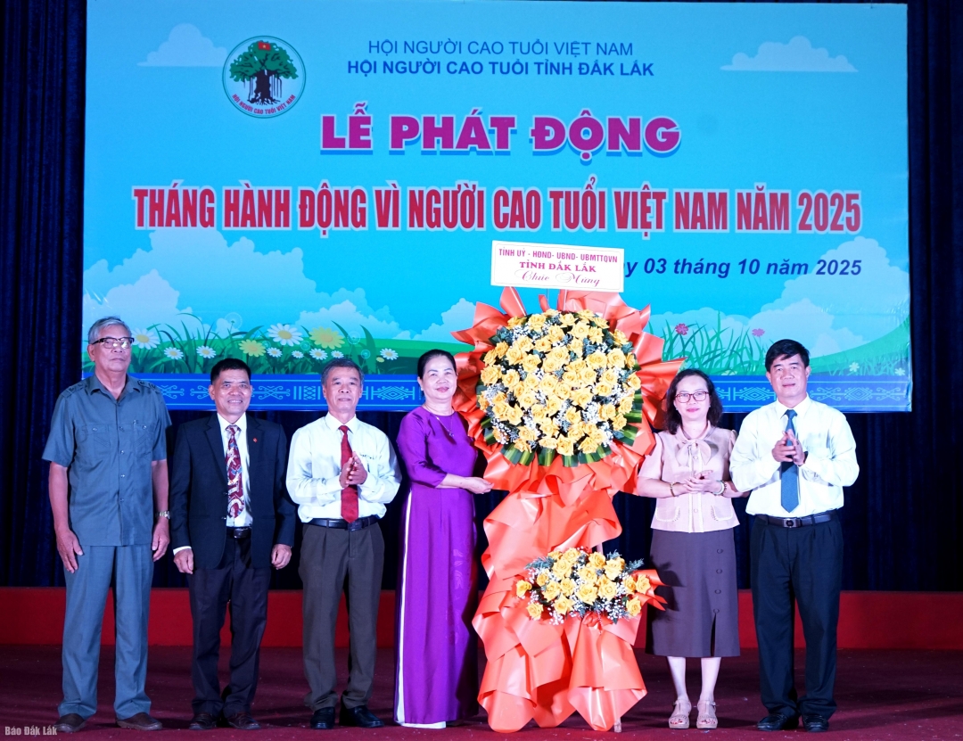 Phó Chủ tịch UBND tỉnh Nguyễn Thiên Văn tặng hoa chúc mừng