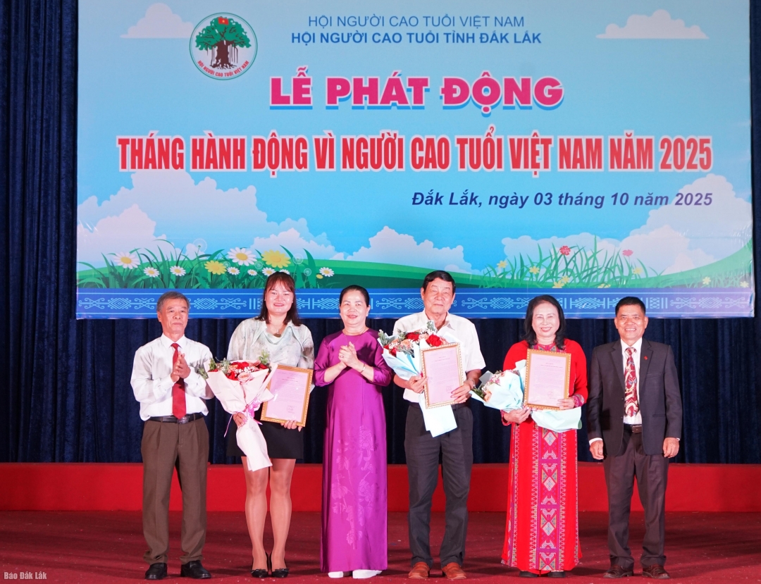 Đại diện Hội Người cao tuổi tỉnh tặng hoa tri ân các tổ chức., cá nhân có nhiều đóng góp, hỗ trợ người cao tuổi trên địa bàn
