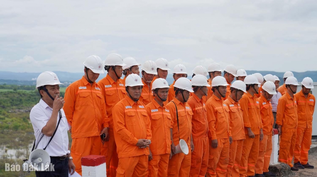 Ông Châu Đình Quốc, Phó Tổng Giám đốc Công ty Cổ phần Thủy điện Sông Ba Hạ thông báo các tình huống tại buổi diễn tập.