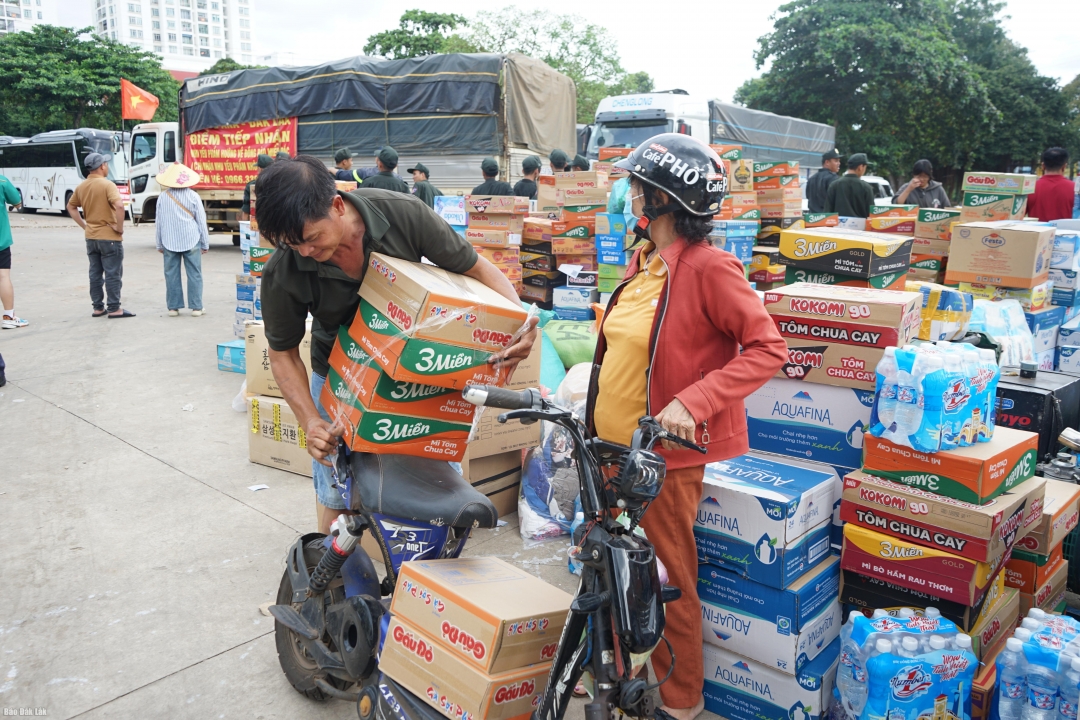 Bà Phùng Thị Nga chở mì tôm đến ủng hộ đồng bào các tỉnh phía Bắc. Ảnh: T.Hồng