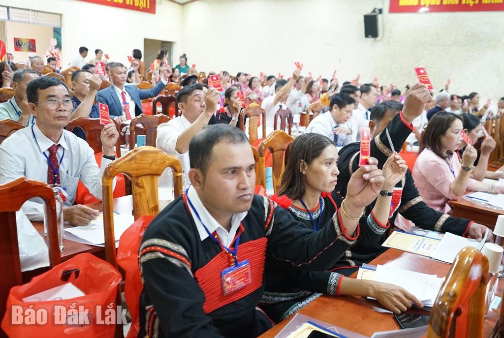 Đại biểu biểu quyết 