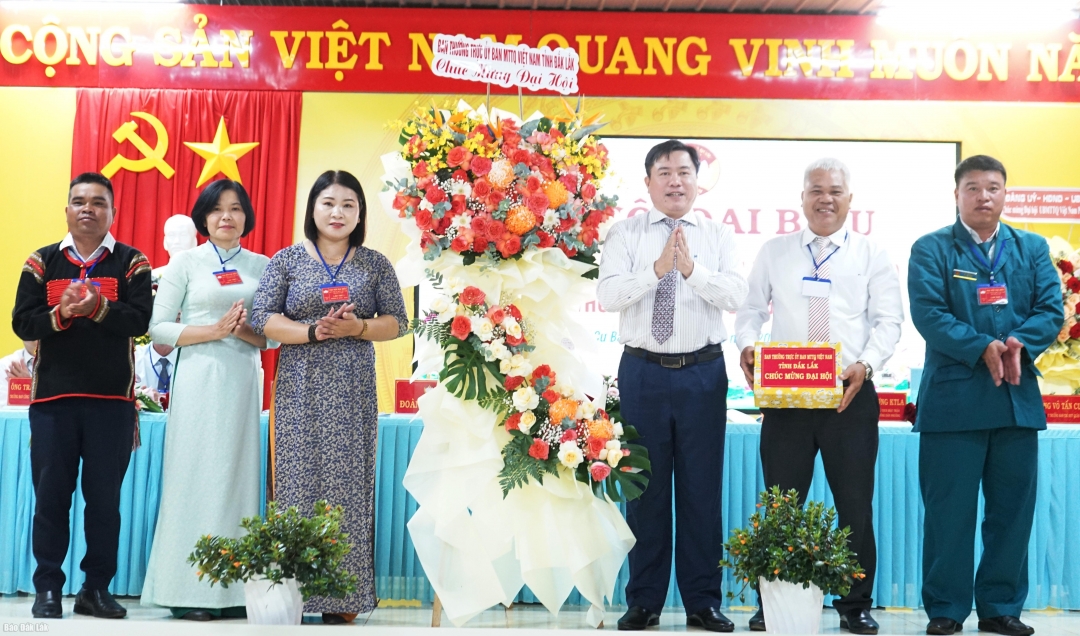 Phó Chủ tịch Thường trực Ủy ban MTTQ Việt Nam tỉnh Trần Hữu Thế tặng hoa chúc mừng đại hội