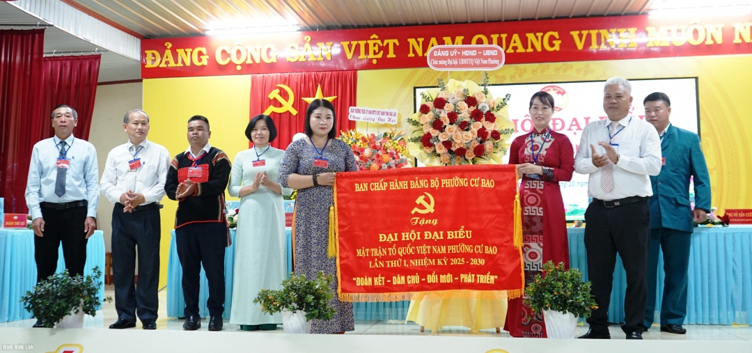 Bí thư Đảng ủy, Chủ tịch HĐND phường Cư Bao Phan Thị Trinh tặng Bức trướng và hoa chúc mừng đại hội