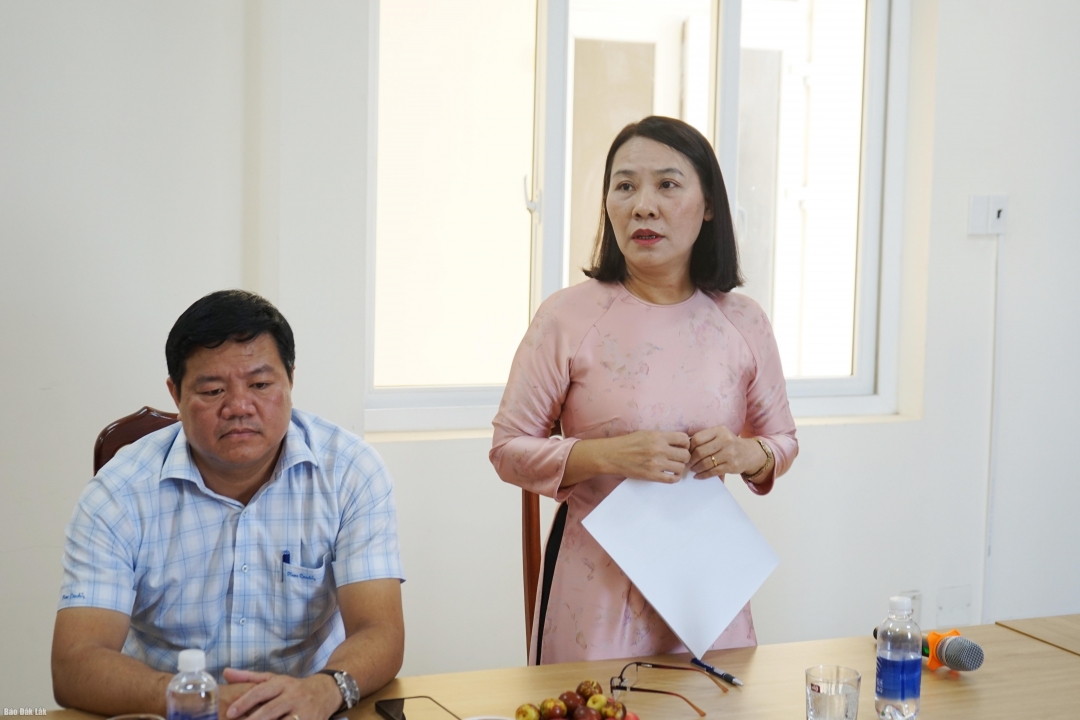 Phó Giám đốc BHXH tỉnh Đàm Thị Thanh Quế thảo luận nội dung phối hợp tuyên truyền