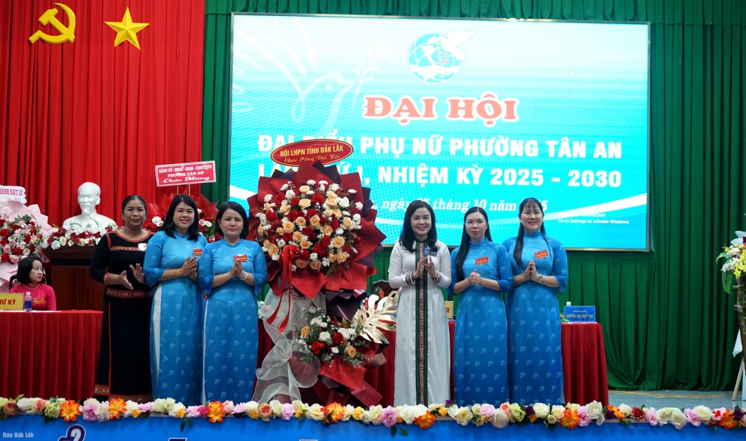 Hội Liên hiệp Phụ nữ tỉnh tặng hoa chúc mừng đại hội