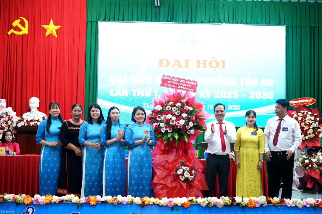 Đảng ủy phường Tân An tặng hoa chúc mừng đại hội