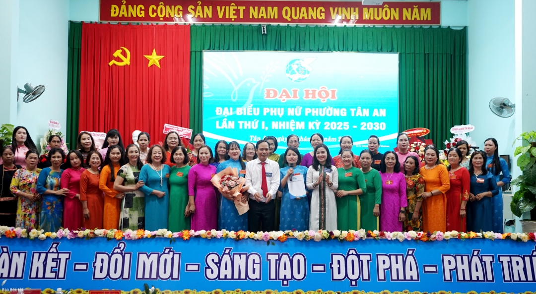 Đại diện lãnh đạo Hội LHPN tỉnh và phường Tân An tặng hoa chúc mừng Ban chấp hành Hội LHPN phường nhiệm kỳ 2025-2030