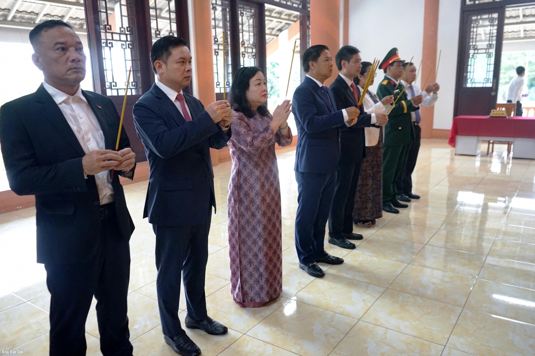 Các đồng chí lãnh đạo tỉnh thắp hương tri ân tại Đền thờ Liệt sĩ tỉnh...