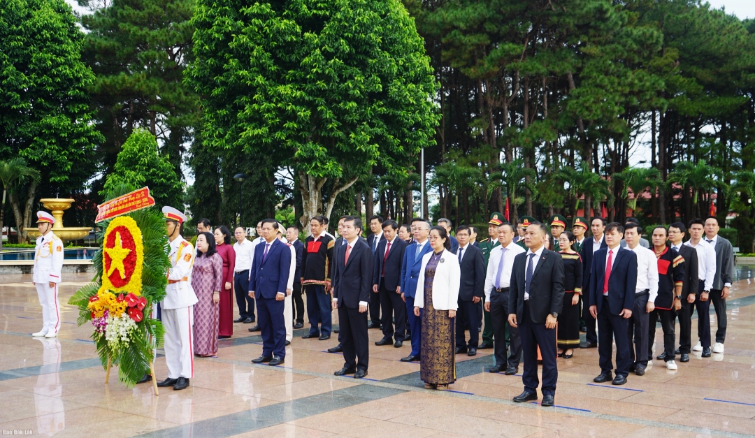 Các đại biểu tham dự lễ viếng Nghĩa trang liệt sĩ tỉnh