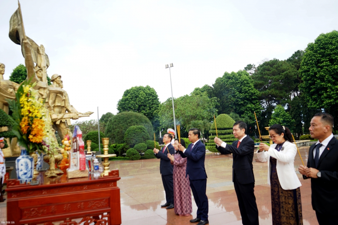 Lãnh đạo tỉnh dâng hương trước Tượng đài Tổ quốc ghi công