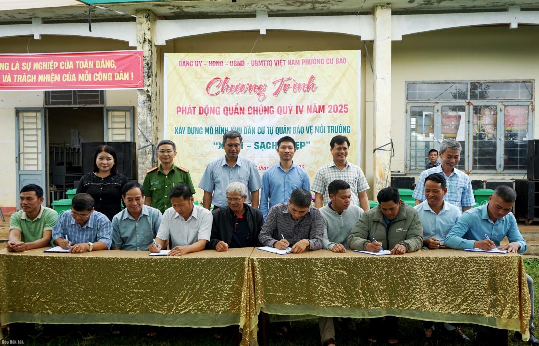 Đại diện Ban tự quản các buôn, tổ dân phố ký cam kết thực hiện Xây dựng mô hình khu dân cư tự quản bảo vệ môi trường “Xanh – sạch – đẹp”.