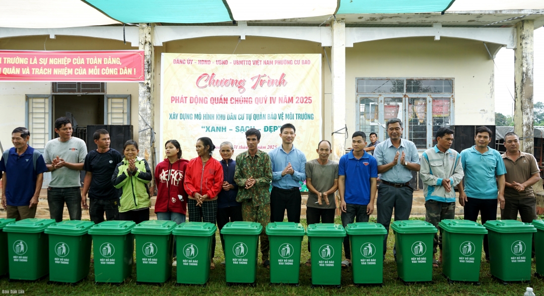 Lãnh đạo phường Cư Bao đã trao tặng thùng nhựa đựng rác cho các hộ dân